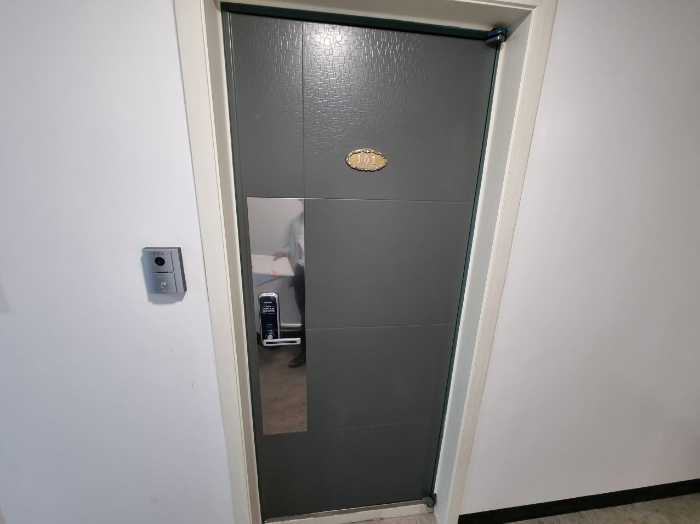 목록1. 101호 출입문