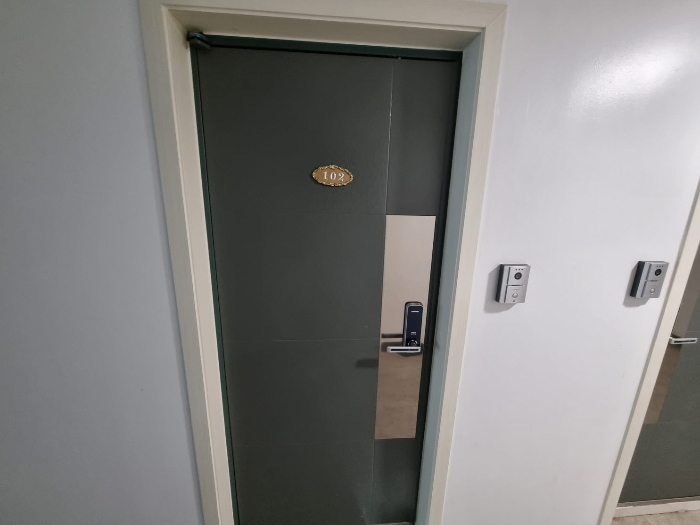 목록1. 102호 출입문