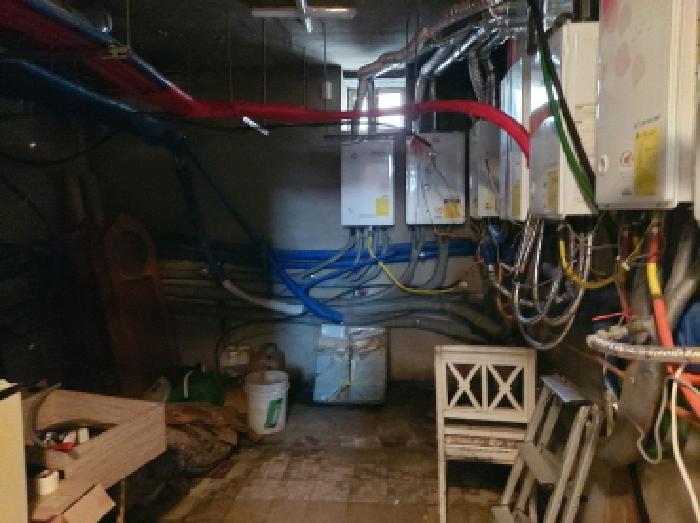 지하 정면 내부