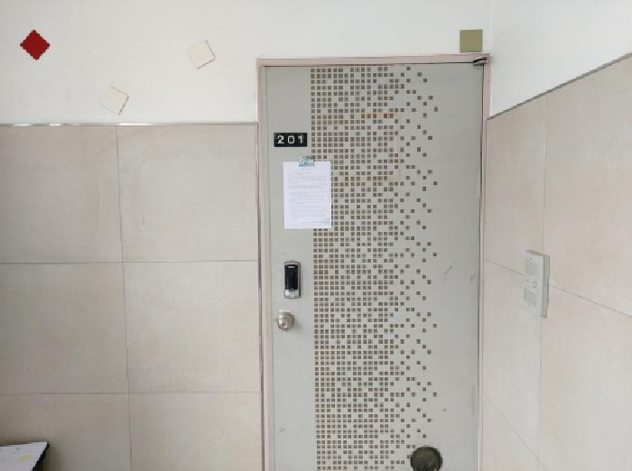 201호 출입문 및 안내문 부착