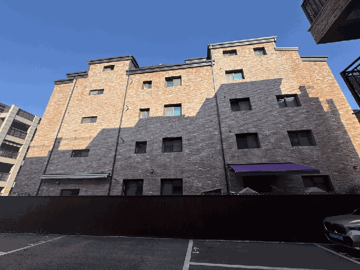 서측에서 바라본 본건 소재 건물 전경