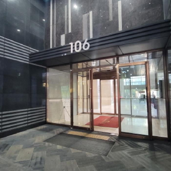 공동현관 출입구 전경(`106`동 표시 있음)