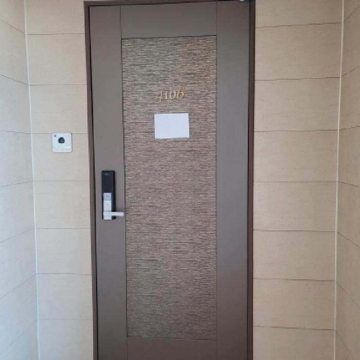 전유부분 출입구 전경(안내문 부착)