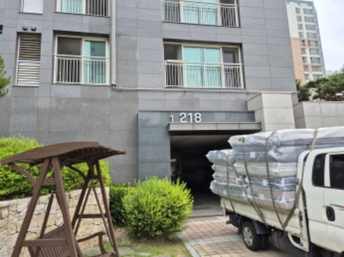 건물 출입구 부분