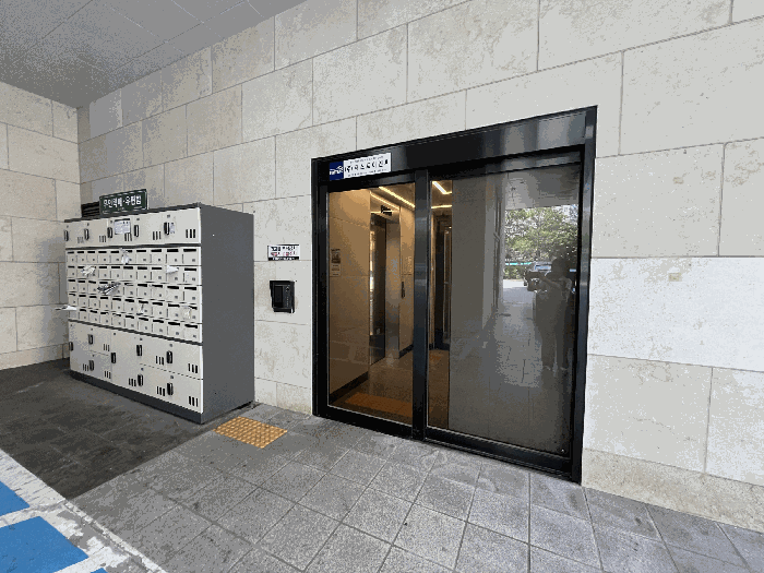 본건 건물 출입문