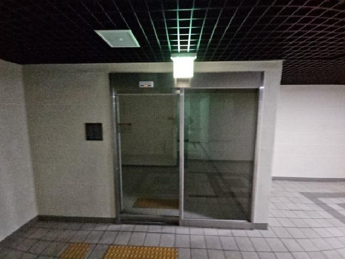 지하1층 공동출입문