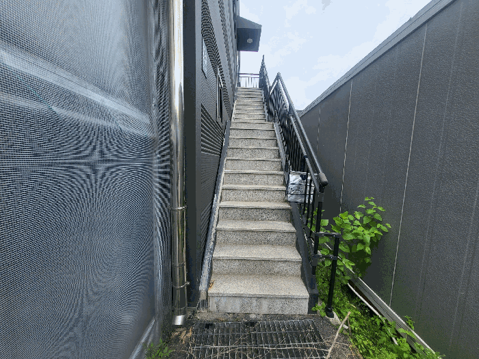 공장 외부 계단 (2층 진입)