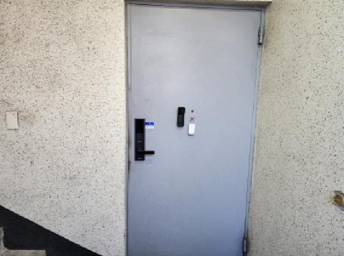 2층 주택 출입문(이도영 거주)