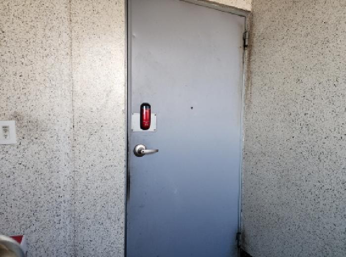 3층 주택 출입문(채무자 이도정 거주)