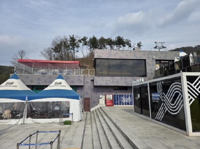 청도군 화양읍 삼신리 1011 외 15 필지 (남성현로 350-30) 2동 관광휴게시설 전경