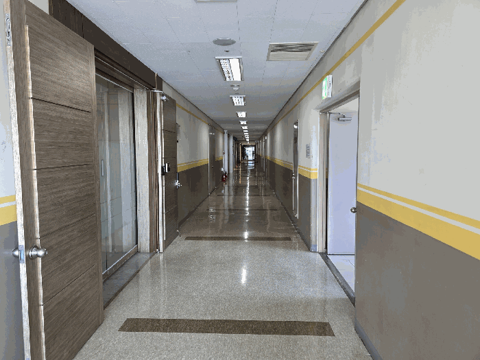 9층 복도 전경
