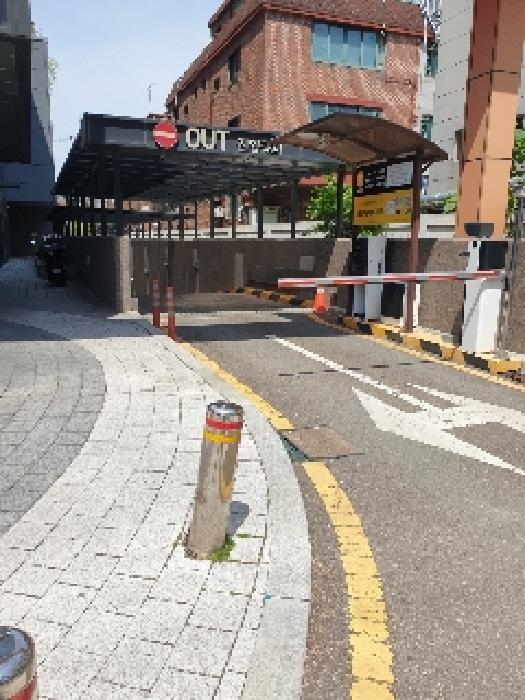 주차장 출입구 2