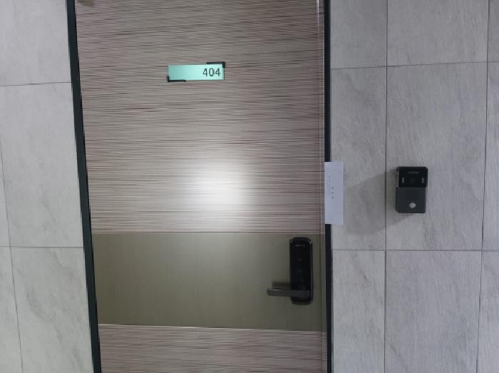 * 본건 목적물 전경(404호 현관문)