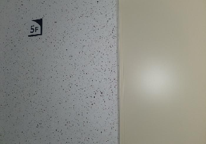 잠겨 있는 비상