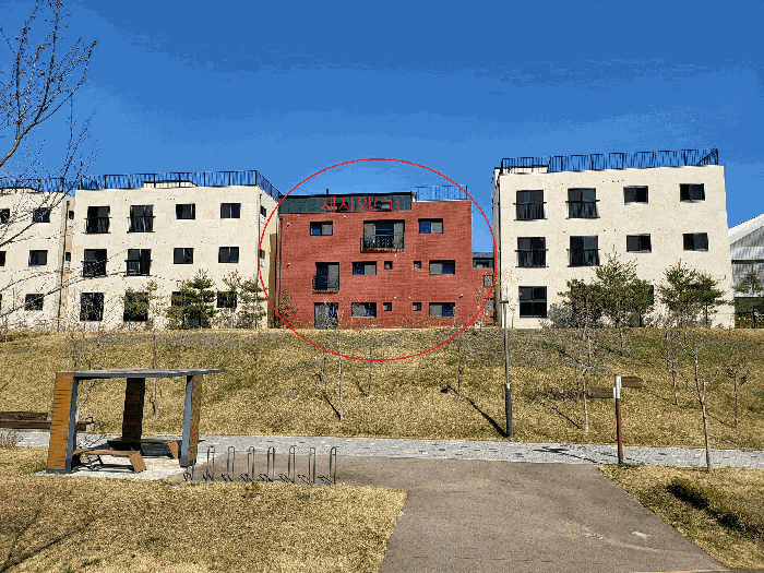 본 건 및 제시외건물(ㄱ) 전경(서측에서 촬영)