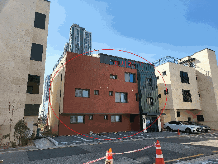 본 건 및 제시외건물(ㄱ) 전경(남동측에서 촬영)