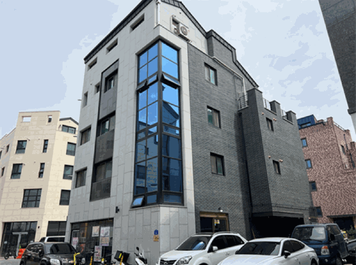 <본 건물 서측에서 촬영>‘><br /><img src=