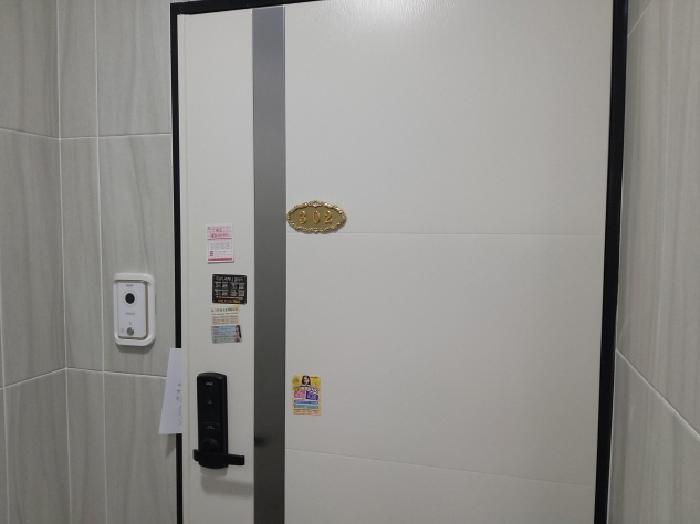 * 본건 목적물 전경(302호 현관문)