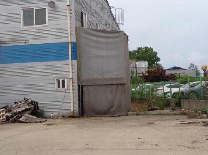 * 본건 목적물 1. 지상 천막창고 전경