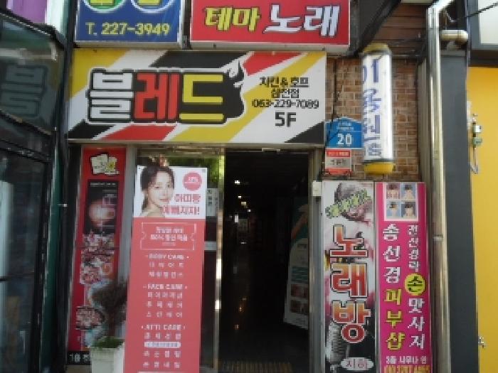 건물 1층 출입문 전경