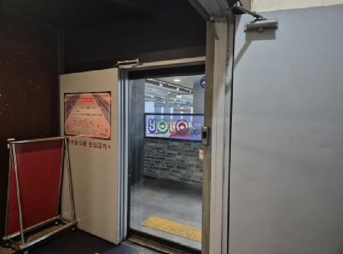 목록1. 2. 출입문 전경