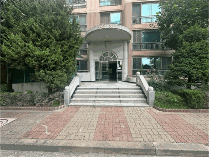 본건 건물(213동) 1,2호라인 1층 출입구 전경