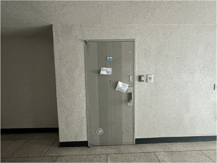 본건 출입문(102호) 전경