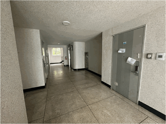 본건 건물(213동) 1,2호라인 1층 복도 전경