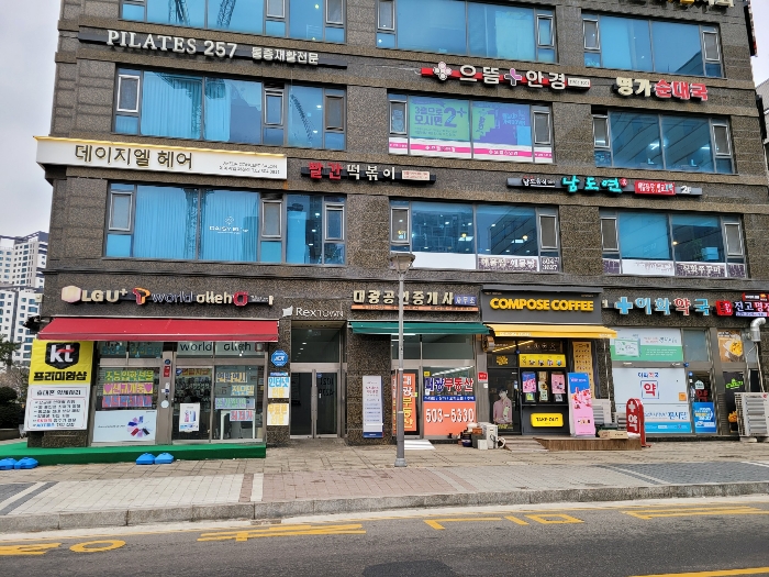 본건 출입구(남서측)