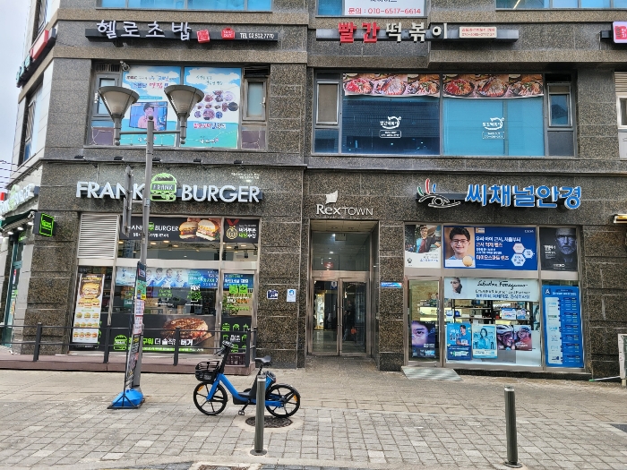 본건 출입구(남동측)