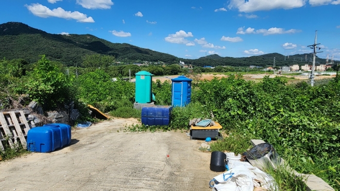 기호(10) 북동측과 기호(9) 경계 부근 이동식화장실 등