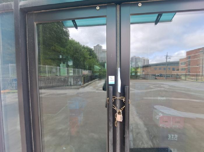 목록 2 지층 출입문(안내문)