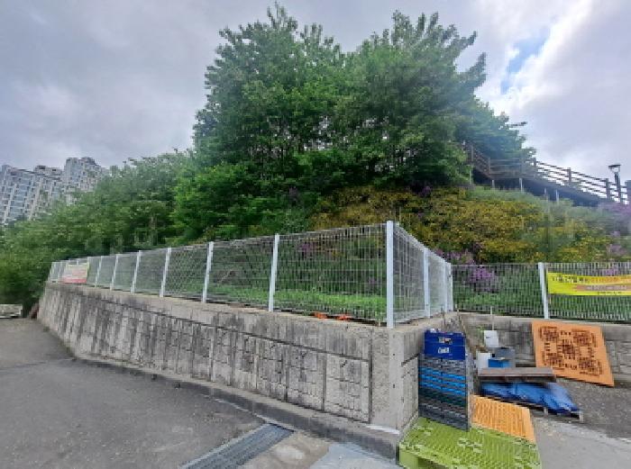 북동쪽 옹벽과 임야부분