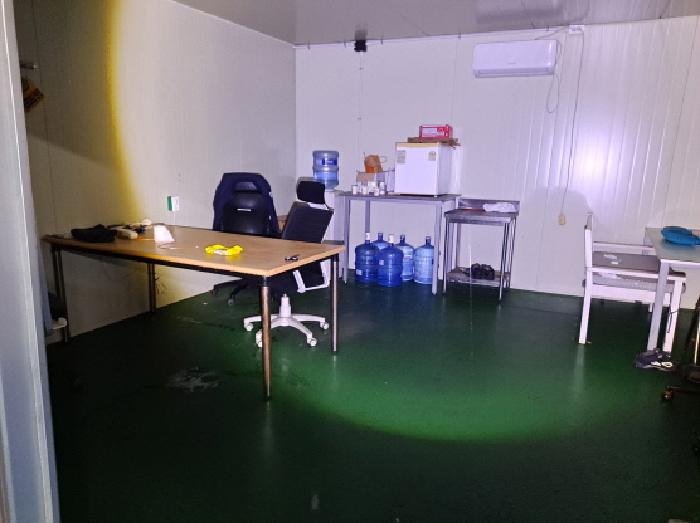 목록 2 내부 남서쪽 조립식 창고 내부