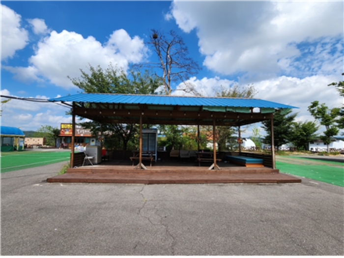 【 제시외 건물 (기호 ㅌ) 전경 】