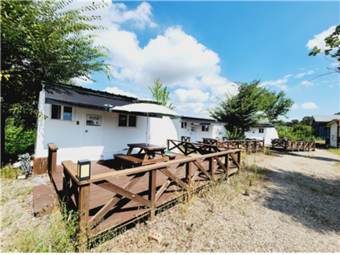 【 지상 제시외 카라반 3동 전경 】