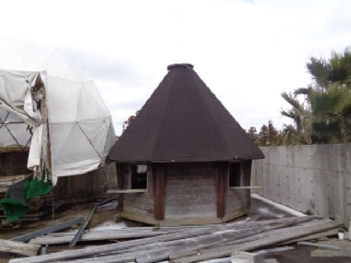 소재지 1.(서광리 367) 제시외 건물 `ㄷ` 옥상 소재 목재구조물 사진