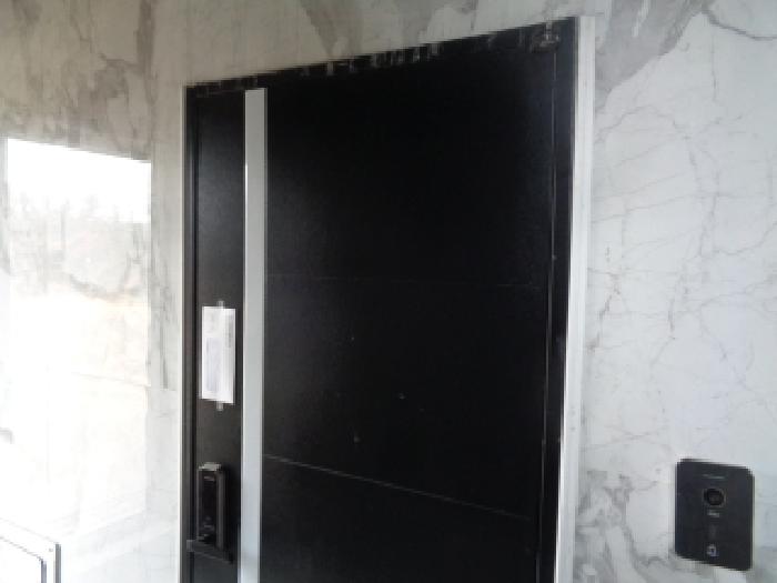 소재지 5.(평화로 613) 제시 건물 2층 출입문 안내문 부착 사진