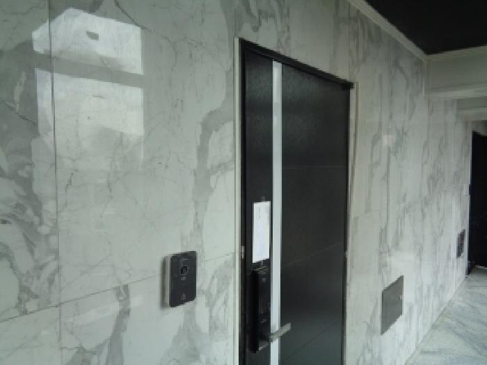 소재지 5.(평화로 613) 제시 건물 2층 출입문 안내문 부착 사진