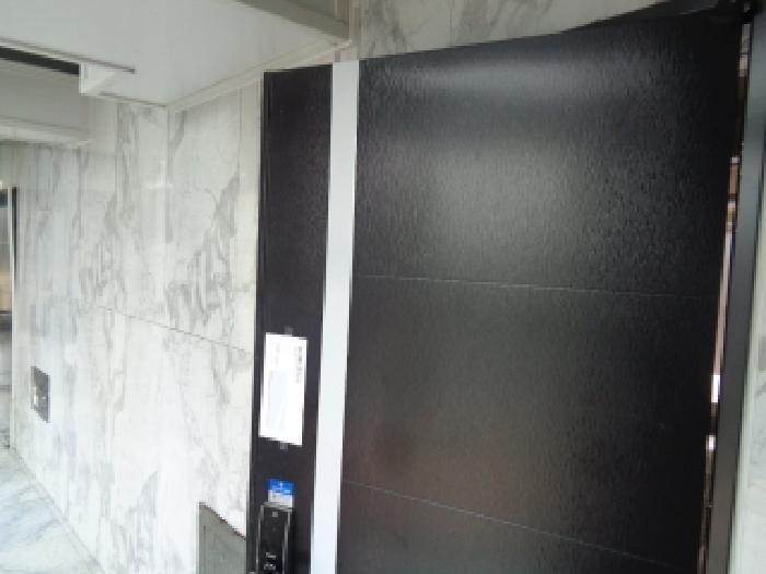 소재지 5.(평화로 613) 제시 건물 2층 출입문 안내문 부착 사진