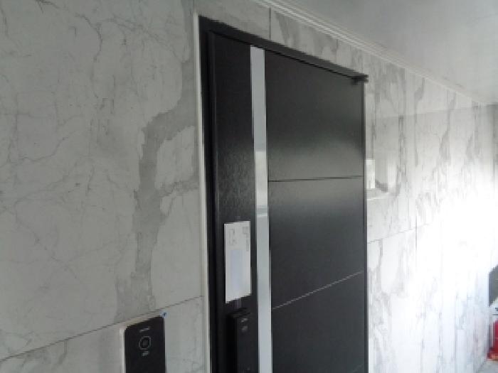 소재지 5.(평화로 613) 제시 건물 2층 출입문 안내문 부착 사진