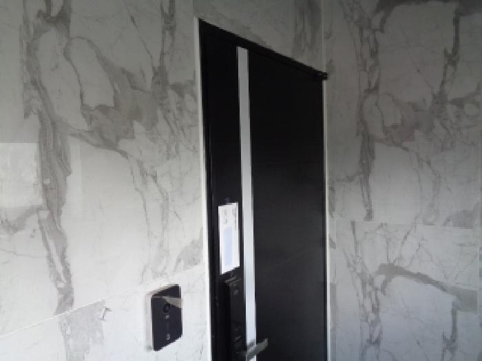 소재지 5.(평화로 613) 제시 건물 2층 출입문 안내문 부착 사진