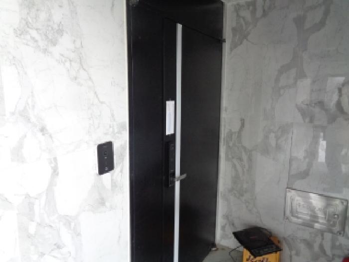 소재지 5.(평화로 613) 제시 건물 3층 출입문 안내문 부착 사진