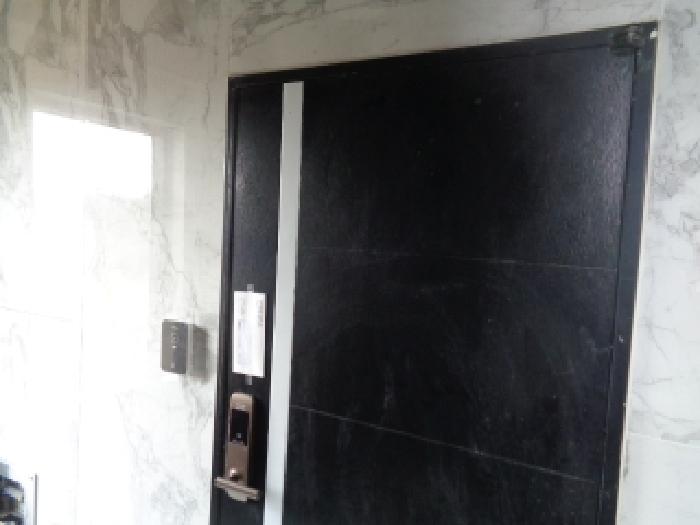 소재지 5.(평화로 613) 제시 건물 3층 출입문 안내문 부착 사진