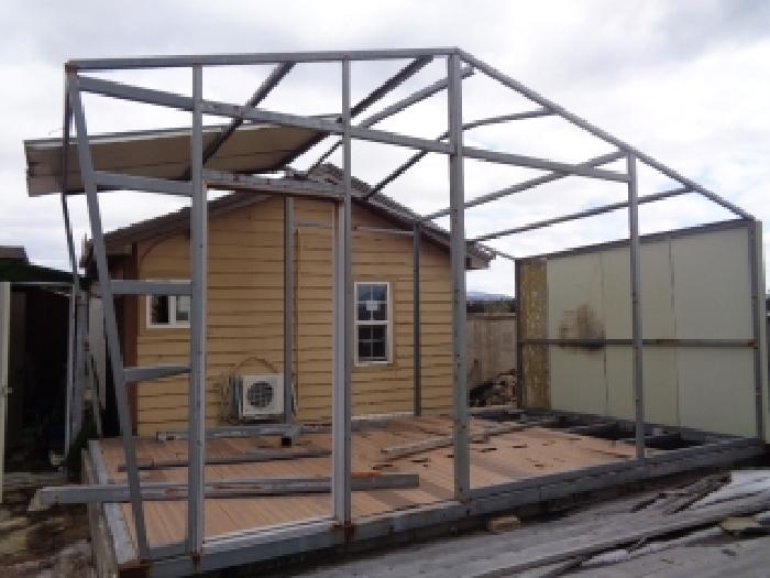 소재지 5.(평화로 613) 제시 건물 옥상 소재 철제구조물