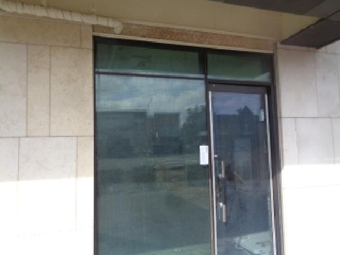 소재지 5.(평화로 613) 제시 건물 1층 출입문 안내문 부착 사진