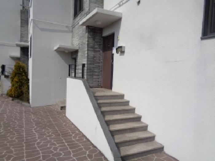 소재지 1.(사라길 144, 광령휴안1차) 2,3층 202호 출입구 전경