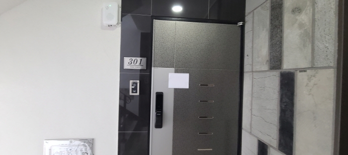 전유세대 출입구 전경(안내문 부착)