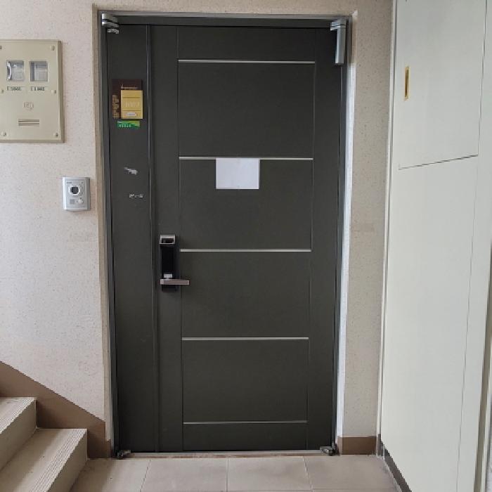 전유부분 출입구 전경(안내문 부착)