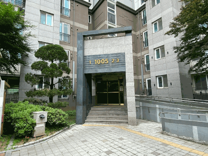 본건 소재 건물 공동현관문 전경